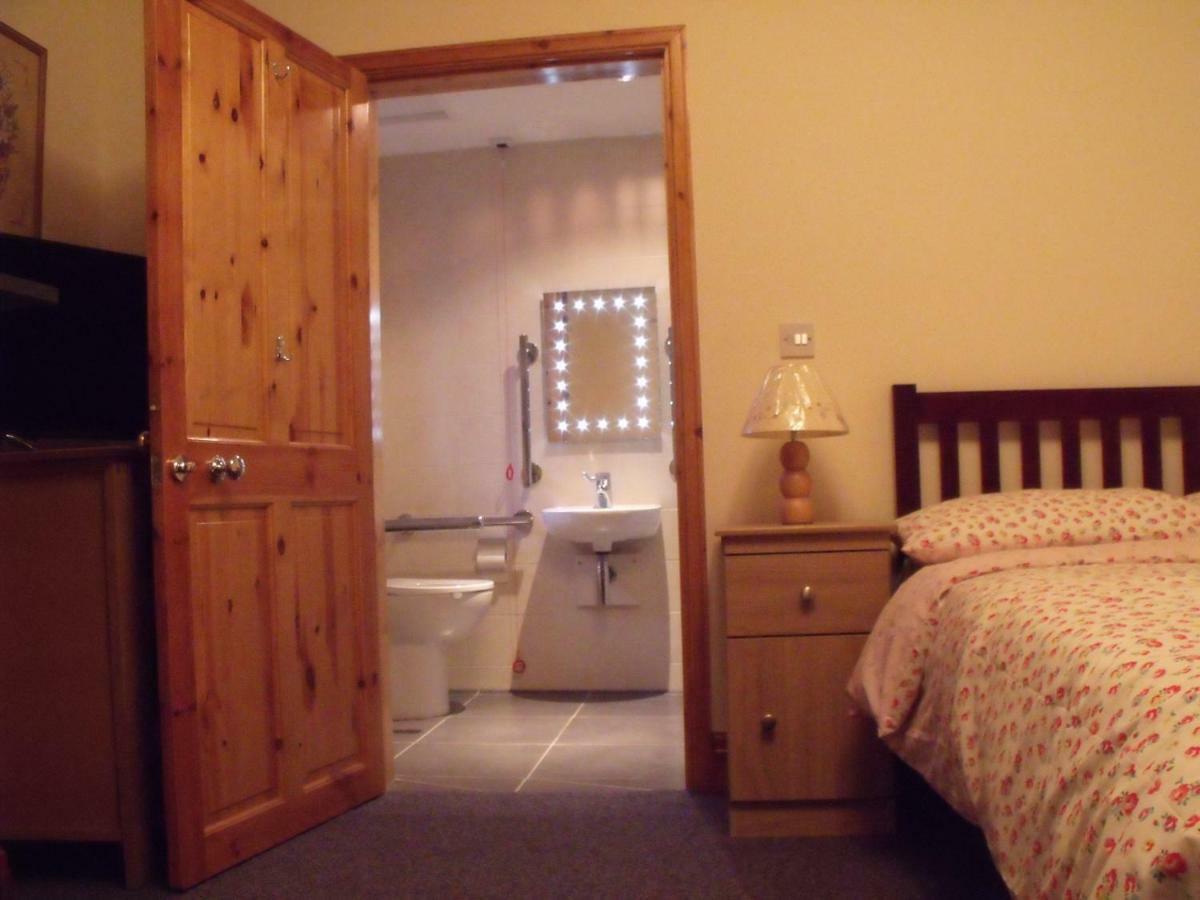 Cosy Ground Floor Disabled Friendly Room In Farm House Llandderfel ภายนอก รูปภาพ