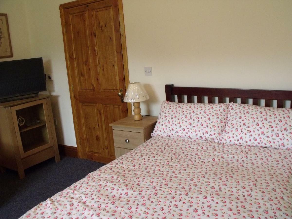 Cosy Ground Floor Disabled Friendly Room In Farm House Llandderfel ภายนอก รูปภาพ