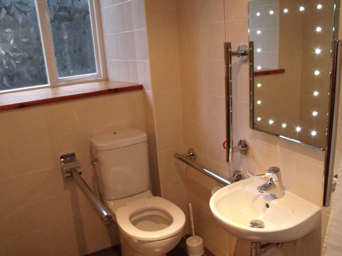 Cosy Ground Floor Disabled Friendly Room In Farm House Llandderfel ภายนอก รูปภาพ